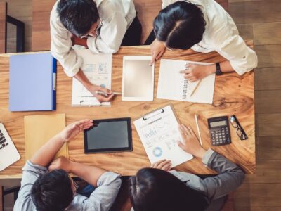 Disziplin trifft Effizienz: Metricool vs. Hootsuite im Network Marketing 2025