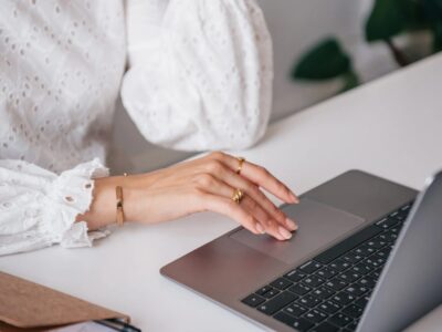 Yelp Spam Kommentare löschen als Job So verdienst du Geld als Content Moderator