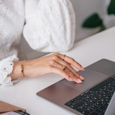 Yelp Spam Kommentare löschen als Job So verdienst du Geld als Content Moderator