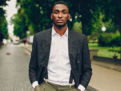 Teddy Teclebrhan Vermögen und der Weg des Comedians zum Erfolg