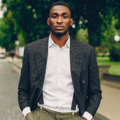 Teddy Teclebrhan Vermögen und der Weg des Comedians zum Erfolg