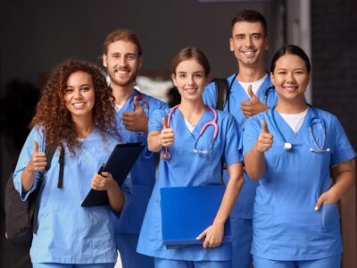 Was verdient eine Krankenschwester in den USA Warum Pflege dort so lukrativ ist