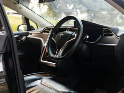 Elon Musk Verdienst pro Sekunde: Wie viel Geld verdient er wirklich? Elon Musk gehört seit Jahren zu den bekanntesten Unternehmern der Welt. Kaum ein anderer Mensch polarisiert so stark wie der Tesla- und SpaceX-Chef. Besonders oft wird online nach dem Thema Elon Musk Verdienst pro Sekunde gesucht. Viele Menschen können sich schlicht nicht vorstellen, wie groß sein Vermögen inzwischen geworden ist. Spannend wird das Thema vor allem durch Berechnungen von Oxfam. Die Entwicklungsorganisation veröffentlicht regelmäßig Zahlen darüber, wie schnell Superreiche Vermögen aufbauen. Teilweise heißt es sogar, Musk verdient in vier Sekunden mehr als andere Menschen in einem ganzen Jahr. Der Artikel zeigt, wie solche Berechnungen entstehen, was tatsächlich dahintersteckt und warum die Diskussion über arm und reich inzwischen weltweit geführt wird. Wie viel verdient Elon Musk pro Sekunde? Die berühmte Frage nach dem Verdienst pro Sekunde lässt sich nicht exakt beantworten. Elon Musk verdient kein klassisches Monatsgehalt wie ein normaler Arbeitnehmer. Sein Vermögen hängt fast komplett an Unternehmensanteilen und Aktienkursen. Vor allem Tesla sorgt dafür, dass sich sein Vermögen teilweise innerhalb weniger Stunden massiv verändert. Steigen die Aktienkurse stark an, wächst auch der Reichtum von Elon Musk. Genau daraus entstehen Berechnungen, wonach Elon Musk pro Sekunde mehrere hundert oder sogar tausende US-Dollar hinzugewinnt. Fallen die Kurse, schrumpft sein Vermögen allerdings genauso schnell wieder. Viele Internetrechner berücksichtigen genau diese Börsenbewegungen. Der unglaubliche Reichtum hinter Elon Musk Elon Musk gilt für viele Menschen als Symbol moderner Milliardäre dieser Welt. Sein Vermögen bewegt sich regelmäßig im Bereich von mehreren hundert Milliarden Dollar. Damit gehört er seit Jahren zur absoluten Spitze der reichsten Unternehmer weltweit. Interessant ist dabei, dass Musk selbst vergleichsweise wenig Bargeld besitzt. Der Großteil seines Vermögens steckt in Firmenanteilen. Genau deshalb schwanken die Zahlen oft extrem. Innerhalb eines einzigen Börsentages kann sein Vermögen um Milliarden Dollar steigen oder fallen. Das macht die Diskussion über Superreiche so kompliziert. Musk verdient in vier Sekunden mehr als viele Menschen im Jahr Besonders bekannt wurde die Aussage, dass Musk verdient in vier Sekunden mehr Vermögen aufbaut als manche Menschen im ganzen Leben verdienen. Solche Berechnungen stammen häufig von Oxfam in vier Sekunden oder internationalen Finanzanalysen. Die Rechnung von Oxfam in vier basiert auf Börsenwerten und Vermögensentwicklungen. Dabei wird ausgerechnet, wie stark das Vermögen von Superreichen innerhalb kurzer Zeit wächst. Genau daraus entstehen Schlagzeilen wie weniger als anderthalb Stunden das durchschnittliche Jahreseinkommen in Deutschland oder Musk verdient in vier Sekunden enorme Summen. Warum Oxfam vor extremer Ungleichheit warnt Die Entwicklungsorganisation Oxfam beschäftigt sich seit Jahren mit globaler Ungleichheit. Laut Berichten sei das Gesamtvermögen habe inflationsbereinigt um mehr als 80 Prozent zugenommen. Gleichzeitig kämpfen viele Menschen weltweit mit steigenden Lebenshaltungskosten. Besonders Sorgen macht Oxfam, dass sich die Wirtschaftsmacht immer stärker konzentriert und sichtbar auch in politischer Macht niederschlage. Laut Daten der Weltbank besitzen wenige Menschen einen immer größeren Anteil in der Hand. Gleichzeitig lebe fast die Hälfte der Weltbevölkerung mit vergleichsweise wenig Vermögen. Wie sich das Vermögen von Elon Musk zusammensetzt Das Vermögen von Elon Musk besteht aus mehreren Bereichen: • Tesla-Aktien • SpaceX-Beteiligungen • Unternehmensanteile an X • Investitionen in KI-Projekte • frühere Einnahmen aus PayPal Vor allem Tesla machte Musk extrem reich. Sobald die Aktie stark steigt, explodiert auch sein Vermögen. Genau deshalb wirken Zahlen rund um Elon Musk verdient oft fast unrealistisch. Wie viel verdient Elon Musk pro Tag Die Frage nach dem Tagesverdienst gehört zu den beliebtesten Google-Suchen rund um Elon Musk. Manche Schätzungen gehen davon aus, dass er in starken Börsenphasen täglich mehrere hundert Millionen Dollar Vermögenszuwachs erzielen kann. Natürlich landet dieses Geld nicht direkt auf seinem Konto. Es handelt sich vielmehr um theoretische Gewinne durch steigende Aktienwerte. Genau deshalb kann sein Vermögen manchmal innerhalb weniger Tage massiv wachsen und kurz darauf wieder deutlich sinken. Milliarden Dollar durch Aktien statt Gehalt Viele Menschen denken bei Superreichen automatisch an riesige Gehälter. Tatsächlich verdienen Unternehmer wie Musk vergleichsweise wenig direktes Einkommen. Der wahre Reichtum entsteht durch Unternehmensanteile und Börsenwerte. Dadurch entstehen auch extreme Schwankungen. An manchen Tagen wächst sein Vermögen um Milliarden Dollar. An anderen Tagen schrumpfte es wieder deutlich. Gerade seit 2020 beschleunigte sich diese Entwicklung enorm, weil Technologieunternehmen massiv an Börsenwert gewonnen haben. Arm und reich: Warum die Schere immer größer wird Die Diskussion über arm und reich ist inzwischen längst politisch geworden. Laut Oxfam besitzen milliardenschwere Familien immer größere Vermögen, während gleichzeitig viele Menschen finanziell unter Druck geraten. Besonders die ärmere Hälfte der Weltbevölkerung leidet unter steigenden Preisen, Wohnkosten und Inflation. Gleichzeitig werden Milliardäre dieser Welt könnten mehr als 600 Milliarden Dollar während eines einzigen Börsentages hinzugewinnen. Genau solche Unterschiede sorgen weltweit für Diskussionen. Wie Oxfam die Vermögenszahlen berechnet Viele fragen sich, wie Oxfam überhaupt auf solche extremen Zahlen kommt. Die Organisation nutzt dafür Vermögen von Milliardären mit Daten der Weltbank und Börsenentwicklungen internationaler Unternehmen. Dabei führte Oxfam etwa Berechnungen durch, wie schnell Vermögen wachsen würden, wenn man Börsenanstiege sekundengenau herunterbricht. Genau daraus entstehen Aussagen wie Oxfam in vier Sekunden oder pro Sekunde verdient mehr als ein Durchschnittsmensch in einem Jahr. Warum Elon Musk weltweit polarisiert Kaum ein Unternehmer spaltet die Meinungen so stark wie Elon Musk. Manche feiern ihn als Visionär, andere kritisieren seinen enormen Einfluss auf Wirtschaft und Politik. Besonders sichtbar auch in politischer Macht wird sein Einfluss durch soziale Medien, Technologieunternehmen und internationale Projekte. Viele Experten glauben inzwischen, dass sich die wirtschaftliche Ungleichheit in nie dagewesenem Tempo weiter verschärft. Wie viel verdient Elon Musk pro Woche Auch die Suche nach dem Wochenverdienst gehört zu den beliebtesten Google-Fragen. Während starker Börsenphasen könnte Musk theoretisch Milliarden US-Dollar Vermögenszuwachs innerhalb weniger Tage erzielen. Verglichen mit normalen Einkommen wirkt das absurd. Laut manchen Berechnungen verdient nach Rechnung von Oxfam ein Superreicher in weniger als anderthalb Stunden das durchschnittliche Jahreseinkommen in Deutschland. Genau solche Zahlen verbreiten sich online besonders schnell. Der Einfluss von Superreichen auf Politik und Wirtschaft Laut Berichten investierten 100 milliardenschwere Familien im vergangenen US-Präsidentschaftswahlkampf die Rekordsumme in politische Kampagnen. Kritiker befürchten deshalb, dass sich die wirtschaftliche Macht immer stärker in politische Entscheidungen verlagert. Viele Experten warnen davor, dass sich die politische Macht niederschlage und einzelne Unternehmer immer größeren Einfluss erhalten. Genau deshalb fordern manche Organisationen höhere Steuern auf extreme Vermögen. Was hinter den extremen Vergleichen im Internet steckt Im Netz tauchen ständig neue Rechnungen rund um Elon Musk auf. Manche davon wirken fast satirisch: • Dollar verschenken wäre für ihn teilweise kaum spürbar • Während eines 20-minütigen Powernaps könnten enorme Summen entstehen • Manche Berechnungen sprechen von Billionen US-Dollar langfristig • Vergleiche behaupten teilweise, normale Menschen bräuchten fast sechs Millionen Jahre für ähnliche Summen • Oxfam zum Start des Weltwirtschaftsforums in Davos veröffentlicht regelmäßig neue Statistiken Solche Zahlen wirken verrückt, basieren aber tatsächlich oft auf realen Börsenwerten und Finanzdaten. Elon Musk pro Sekunde im Vergleich zum Durchschnittsmenschen Viele Menschen vergleichen das Vermögen von Musk automatisch mit ihrem Alltag. Genau dadurch wirken die Zahlen oft so extrem. Während ein Durchschnittsmensch in einem Jahr vielleicht einige zehntausend Euro verdient, entstehen bei Börsenanstiegen innerhalb von vier Sekunden riesige Summen. Der Vergleich zeigt vor allem, wie unterschiedlich Vermögen weltweit verteilt sind. Laut Berichten besitzen wenige Milliardäre dieser Welt inzwischen mehr Vermögen als Milliarden Menschen zusammen. Genau deshalb diskutieren Politiker, Wirtschaftsexperten und Organisationen wie Oxfam immer intensiver über neue Lösungen. Fazit: Was die Zahlen wirklich über Reichtum verraten Die Diskussion rund um Elon Musk Verdienst pro Sekunde zeigt vor allem eines: Viele Menschen fühlen sich von extremen Vermögensunterschieden zunehmend irritiert. Aussagen wie Musk verdient in vier Sekunden wirken deshalb so stark, weil sie kaum noch greifbar erscheinen. Tatsächlich handelt es sich meist nicht um klassisches Einkommen, sondern um theoretische Börsengewinne. Trotzdem machen die Zahlen deutlich, wie stark sich Reichtum in den vergangenen Jahren konzentriert hat. Genau diese Entwicklung wird auch in Zukunft für Diskussionen sorgen. Die wichtigsten Punkte auf einen Blick • Elon Musk verdient sein Vermögen hauptsächlich durch Aktien • Oxfam veröffentlicht regelmäßig Berechnungen zu Superreichen • Aussagen wie Musk verdient in vier Sekunden basieren auf Börsenwerten • Das Vermögen schwankt täglich teilweise um Milliarden Dollar • Die Debatte über arm und reich wird weltweit intensiver • Technologieunternehmen treiben extreme Vermögenszuwächse an • Viele Berechnungen sind theoretische Hochrechnungen FAQs: Elon Musk Verdienst pro Sekunde Wie viel verdient Elon Musk pro Stunde? Zeitraum Geschätzter Vermögenszuwachs pro Sekunde mehrere hundert bis tausende US-Dollar pro Minute zehntausende Dollar pro Stunde teilweise Millionenbeträge pro Tag je nach Börsenlage hunderte Millionen Die Werte ändern sich ständig, weil sie direkt von Aktienkursen abhängen. Wer verdient pro Sekunde am meisten? • Elon Musk • Jeff Bezos • Bernard Arnault • Mark Zuckerberg • Larry Ellison Je nach Börsenlage wechseln die Plätze regelmäßig. Wie viel verdient der reichste Mensch pro Sekunde? Der reichste Mensch der Welt kann theoretisch mehrere tausend Dollar pro Sekunde hinzugewinnen. Grundlage dafür sind steigende Unternehmensbewertungen und Aktienkurse. Fällt der Markt, sinkt das Vermögen allerdings ebenfalls schnell wieder. Wie viel verdient Jeff Bezos pro Sekunde? elon musk verdienst pro sekunde